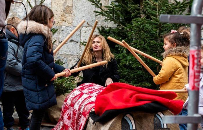 Perpignan – Two logs, sticks and lots of treats in return: the children honor Tió de Nadal