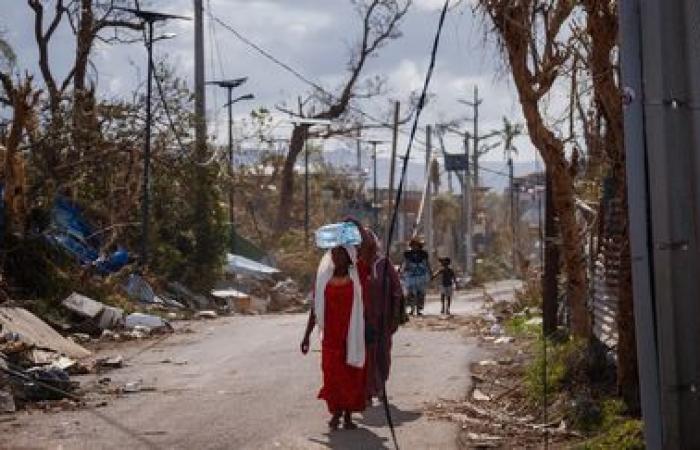 IN PICTURES. Cleaning, quest for drinking water and food… After the passage of Cyclone Chido, the inhabitants of Mayotte try to survive