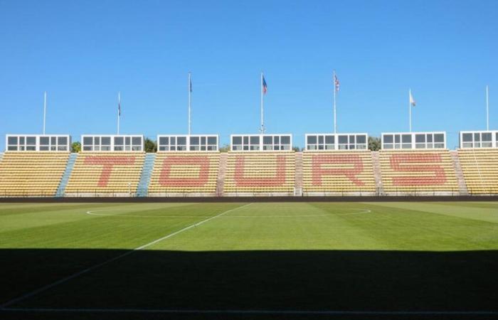 a Tours player loses his temper after the match against Lorient is canceled