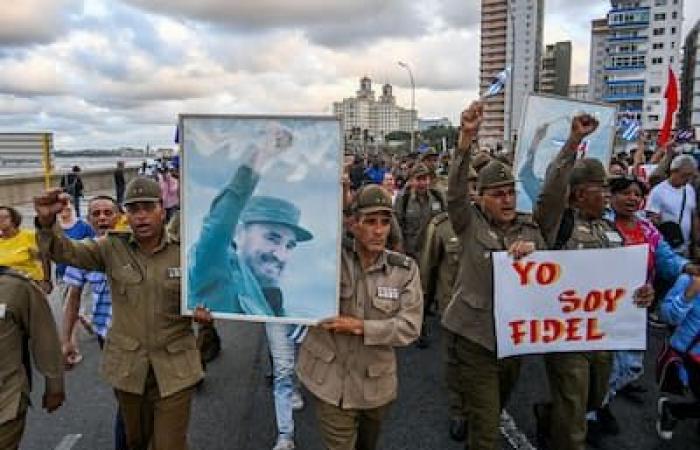 [PHOTOS] Thousands of Cubans demonstrate against the embargo in front of the American embassy