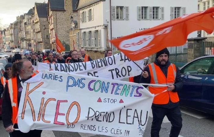 Bus drivers express their anger in the streets of Vannes