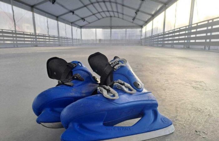 A 35-meter indoor ice rink installed south of Caen for the Christmas holidays