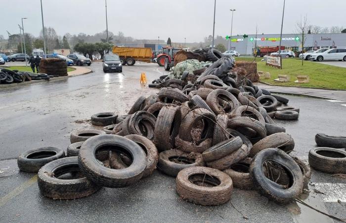 farmers blocked the roundabout of the Sainte-Eulalie shopping center, causing major traffic jams