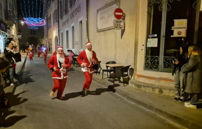 EVENING FACT 550 Santas took part in the first Christmas run Arles