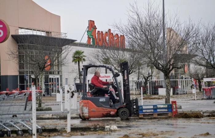 access blocked by slurry and agricultural tires… the dirty morning of the Auchan shopping center for the most important Saturday of the year