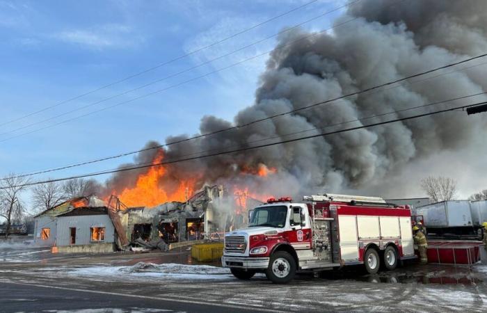 VIDEO | A fire devastates a business in Maskinongé