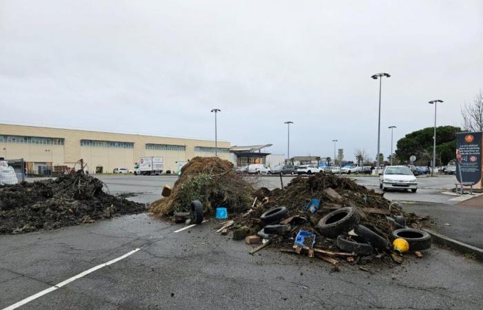 ▶️ Farmers dumped slurry in the Auchan Pau parking lot this Saturday, December 21