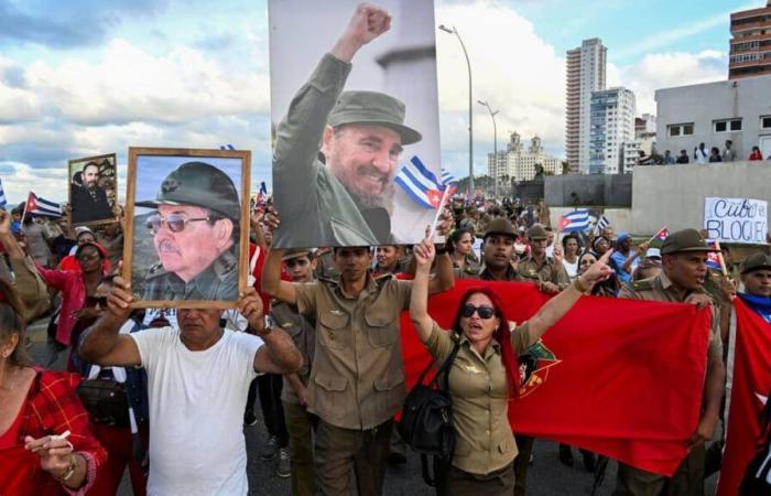 [PHOTOS] Thousands of Cubans demonstrate against the embargo in front of the American embassy