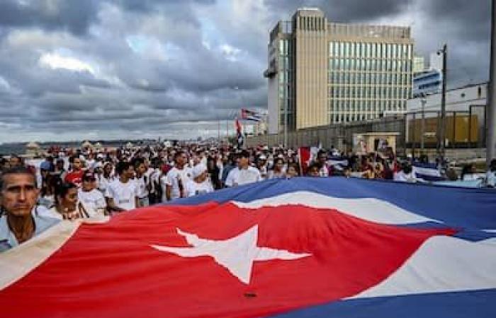 [PHOTOS] Thousands of Cubans demonstrate against the embargo in front of the American embassy