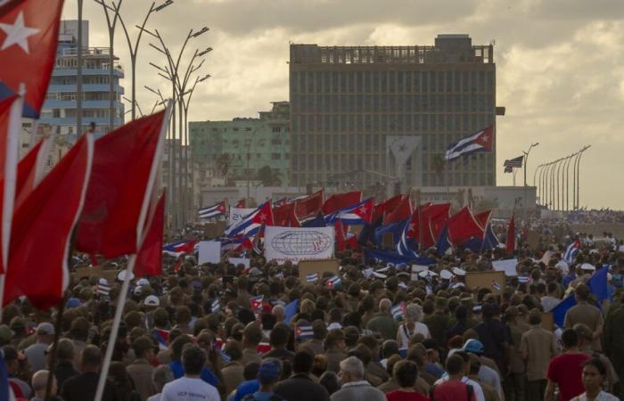 Thousands of Cubans demonstrate against the embargo