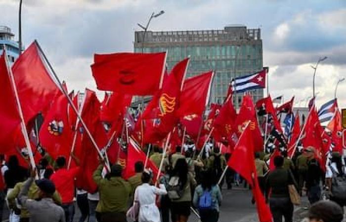 [PHOTOS] Thousands of Cubans demonstrate against the embargo in front of the American embassy