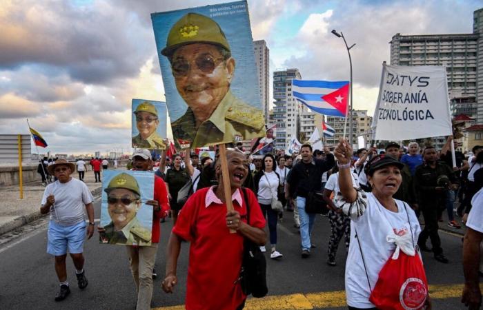 Cuba: Demonstration against the embargo in front of the American embassy