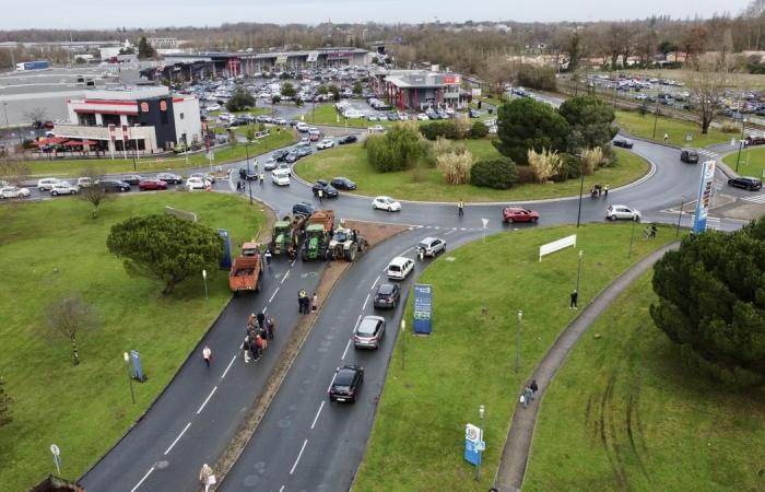 farmers blocked the roundabout of the Sainte-Eulalie shopping center, causing major traffic jams