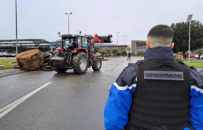 farmers blocked the roundabout of the Sainte-Eulalie shopping center, causing major traffic jams