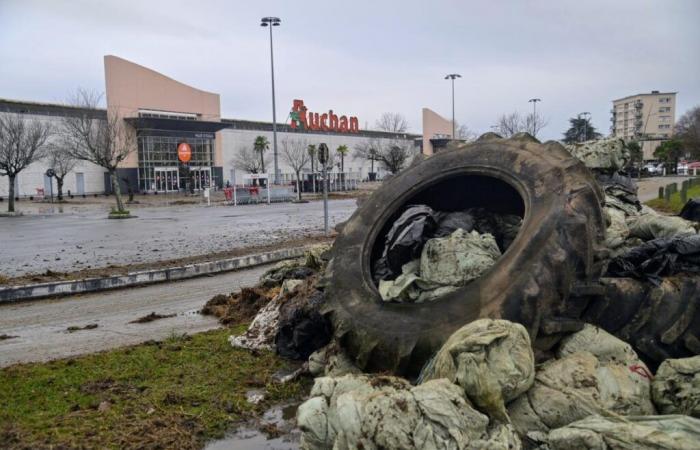 access blocked by slurry and agricultural tires… the dirty morning of the Auchan shopping center for the most important Saturday of the year