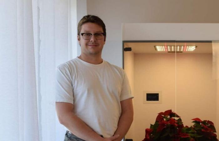 He invented a smart greenhouse to grow tomatoes in December… in his living room!