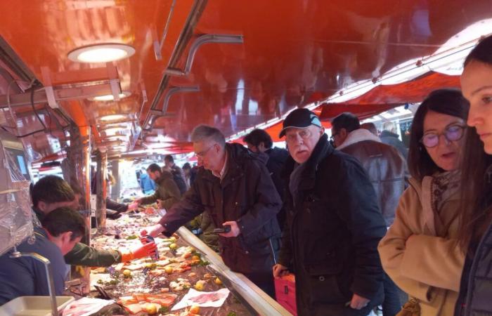 Angevins are busy at the Place Leclerc market for a successful New Year’s Eve – Angers Info