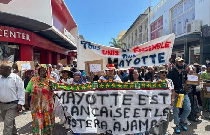 a solidarity march in support of Mayotte in the streets of Saint-Denis