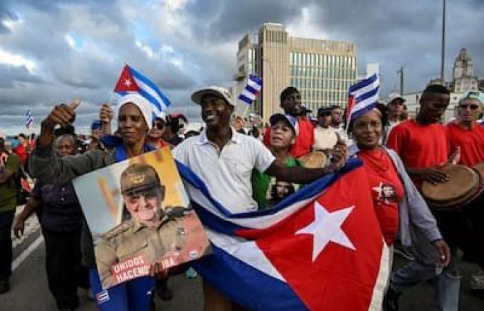 [PHOTOS] Thousands of Cubans demonstrate against the embargo in front of the American embassy