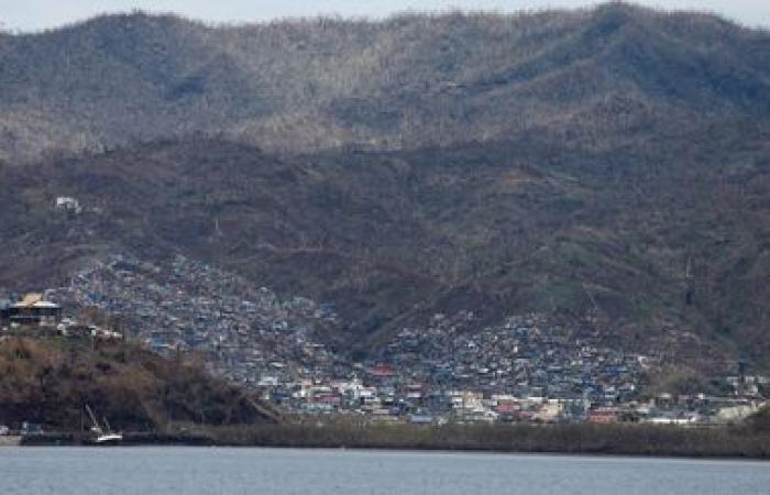 IN PICTURES. Cleaning, quest for drinking water and food… After the passage of Cyclone Chido, the inhabitants of Mayotte try to survive