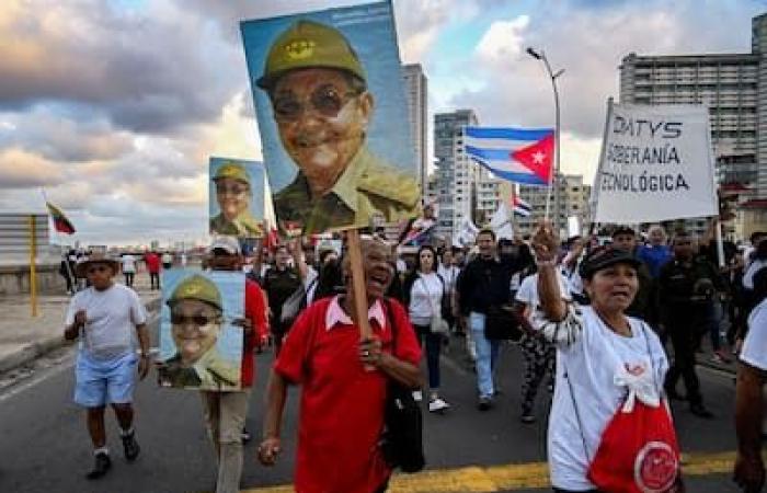 [PHOTOS] Thousands of Cubans demonstrate against the embargo in front of the American embassy