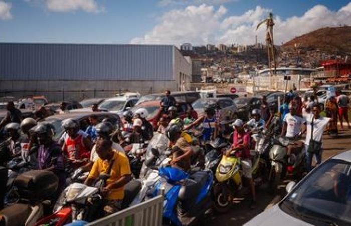 IN PICTURES. Cleaning, quest for drinking water and food… After the passage of Cyclone Chido, the inhabitants of Mayotte try to survive