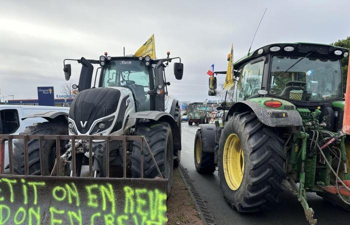 farmers blocked the roundabout of the Sainte-Eulalie shopping center, causing major traffic jams