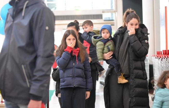 access blocked by slurry and agricultural tires… the dirty morning of the Auchan shopping center for the most important Saturday of the year