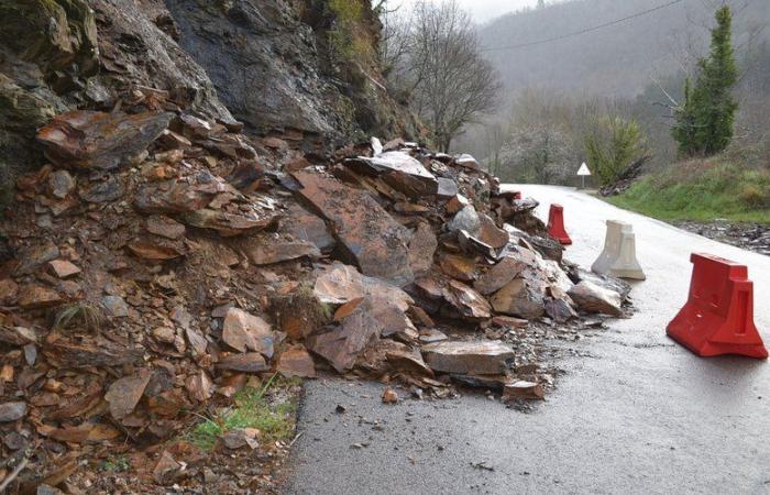 The car was partly covered by rocks: one dead and two injured in the collapse of a cliff