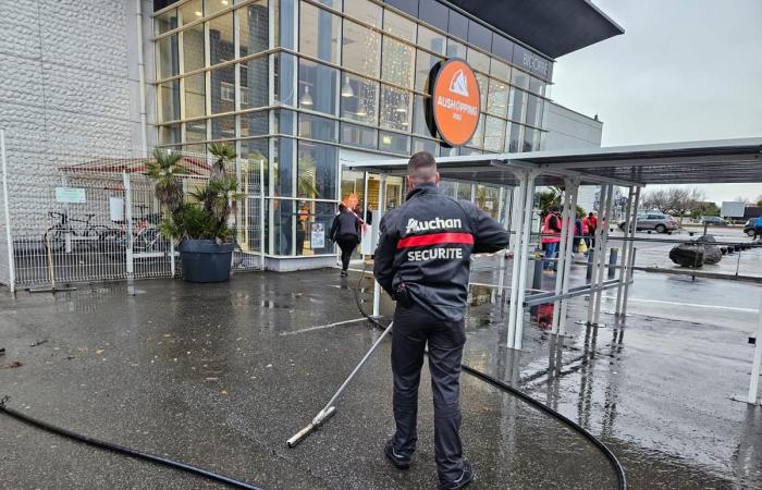 ▶️ Farmers dumped slurry in the Auchan Pau parking lot this Saturday, December 21