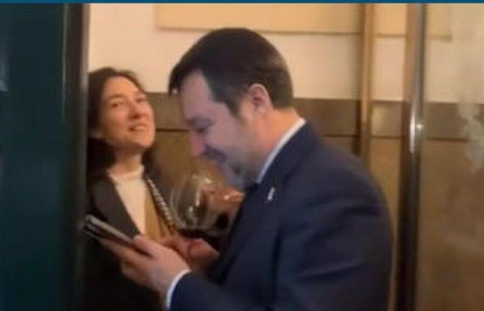 Salvini acquitted, the hug to his girlfriend Francesca Verdini: «The breath held for 30 seconds, I don't wish it on anyone»