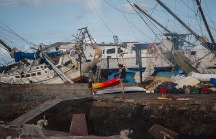 IN PICTURES. Cleaning, quest for drinking water and food… After the passage of Cyclone Chido, the inhabitants of Mayotte try to survive