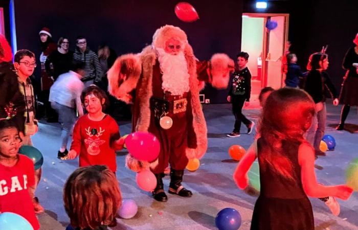 Santa Claus arrives as a rock star at the Sainte-Croix museum party