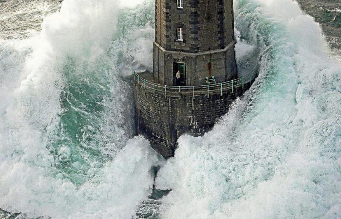 “It is on the front line to endure the onslaught of storms”: 35 years later, this photo of the Jument lighthouse in Ouessant still stands out