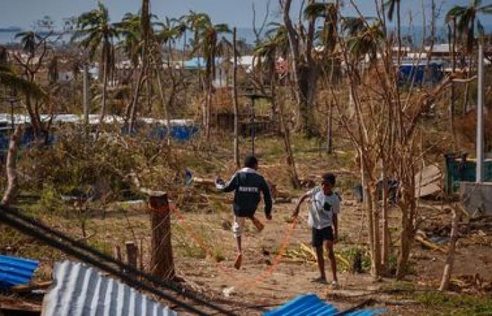 IN PICTURES. Cleaning, quest for drinking water and food… After the passage of Cyclone Chido, the inhabitants of Mayotte try to survive