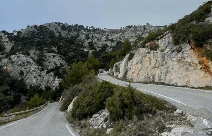 Spectacular fire of a vehicle on the climb to Faron in Toulon