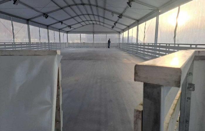 A 35-meter indoor ice rink installed south of Caen for the Christmas holidays