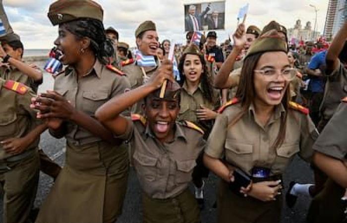 [PHOTOS] Thousands of Cubans demonstrate against the embargo in front of the American embassy