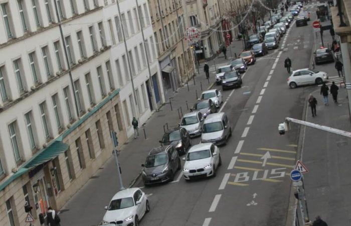 the Foch bridge reopens, tensions persist in the city center