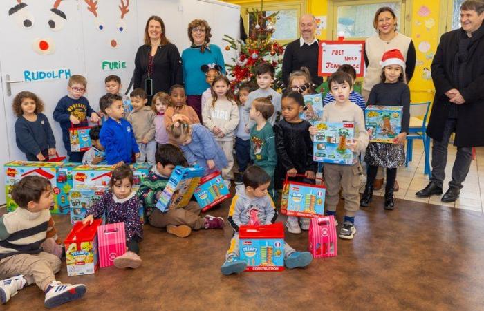 Distribution of toys and Christmas snacks to nearly 4,364 children in primary schools in the city of Carcassonne