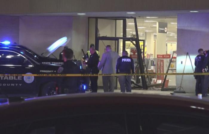 Texas | A motorist drives into a shopping center and injures 5 people