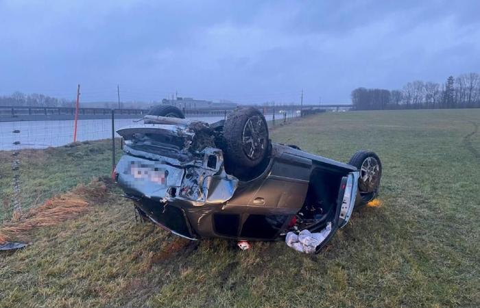 A12 motorway: Hit from behind, a car lands on its roof in a field