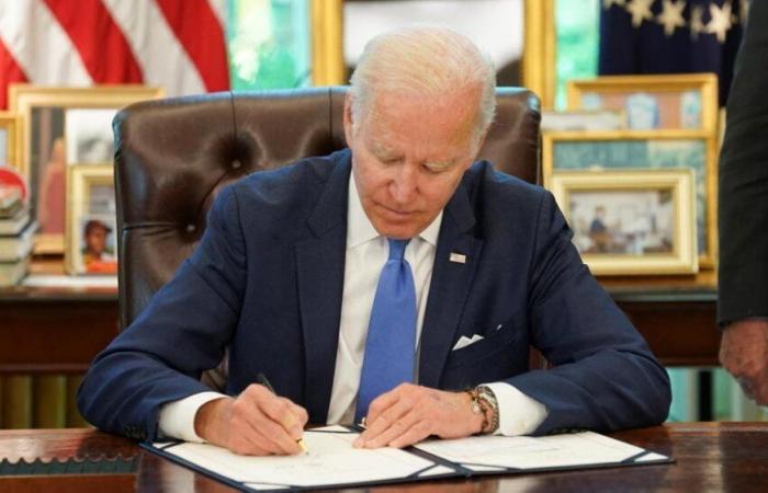 Joe Biden signs the text avoiding a paralysis of the federal state