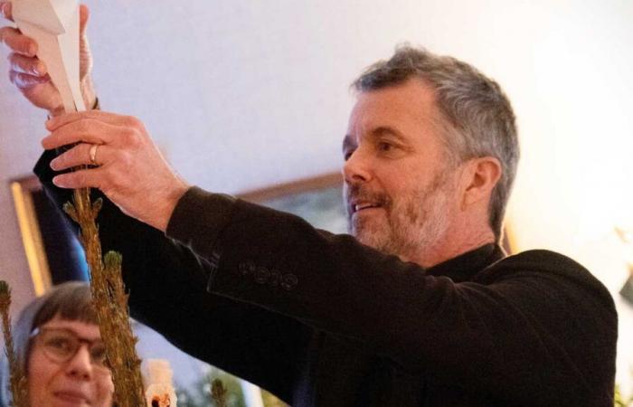 King Frederik X decorates a childhood Christmas tree for the fourth Sunday of Advent