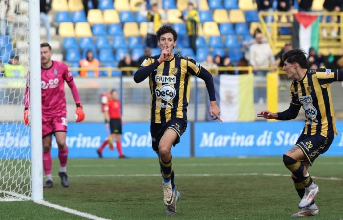 Floriani Mussolini scores his first goal in Serie B with Juve Stabia: the celebration causes discussion