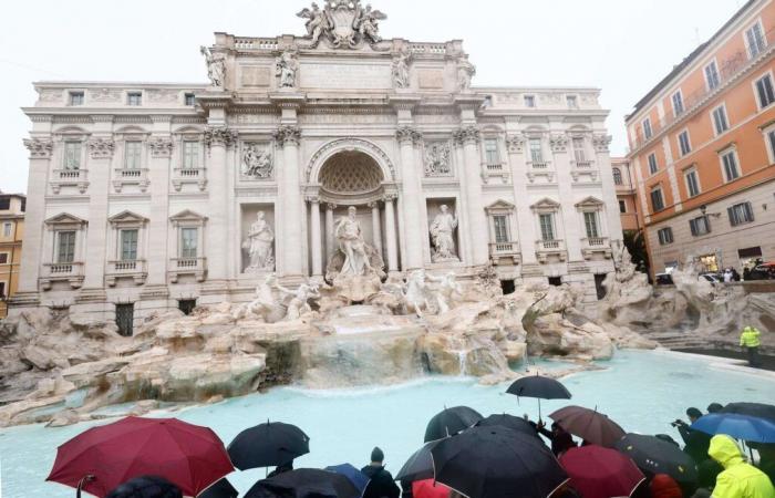 All clean, the Trevi Fountain reopens in Rome with restricted access to tourists