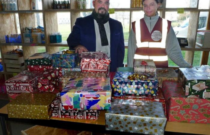 Dijon campus. An unexpected Santa brings 25 boxes for poor students