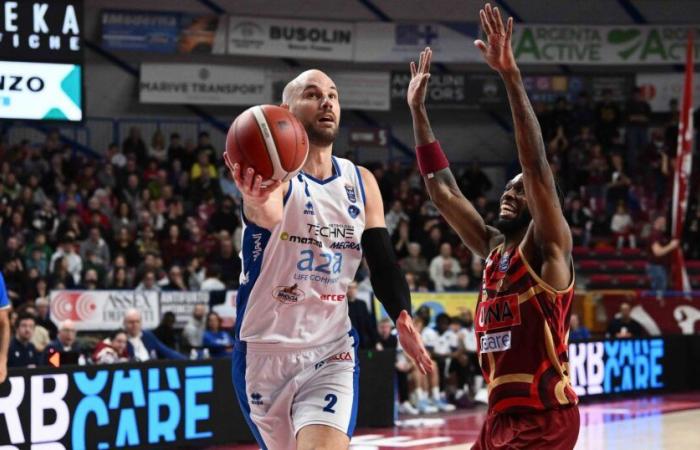 Brescia raids Venice 90-89, Napoli beats Scafati 96-94 in overtime and breaks the deadlock, Sassari, Tortona and Reggio ok