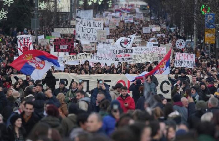 In Serbia, thousands of people demonstrate against the authorities, more than a month after the collapse of the roof of a station