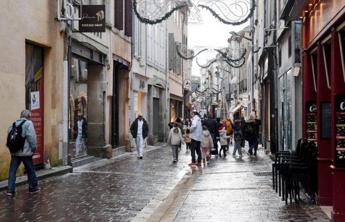 “I’m closing the store now, the downpour that just fell has cleaned the street!” : gloomy outlook for traders in the center of Carcassonne, on the eve of Christmas Eve